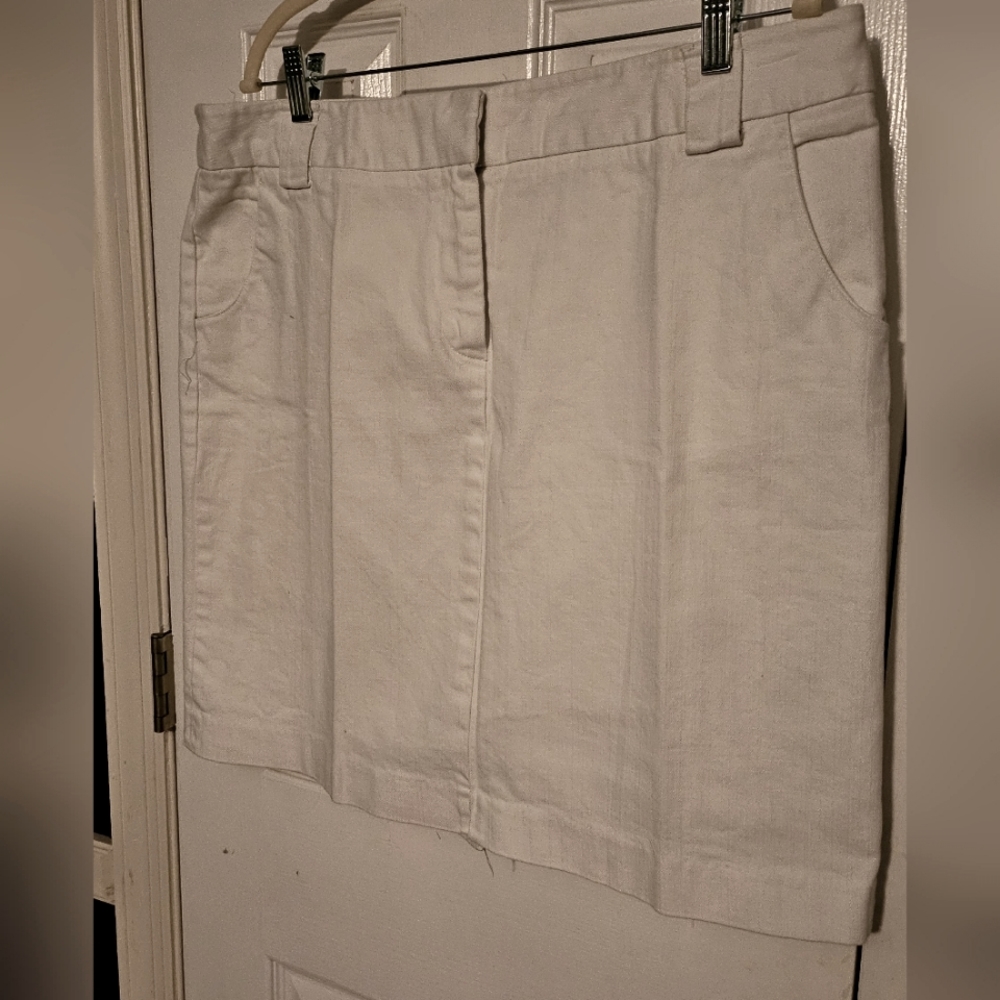 CHAUS WHITE DENIM MINI SKIRT, SIZE 16